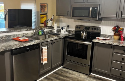 Lebanon House | Newly renovated, music-themed mobile home! Pet-Friendly! 2 minutes from I-40!