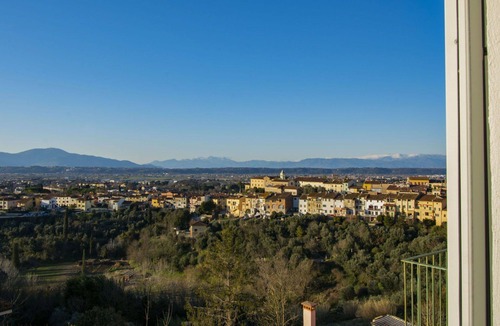 Montopoli in Val d'Arno Apartment | Nice apartment for 6 guests with WIFI, A/C, TV, patio, pets allowed and panoramic view