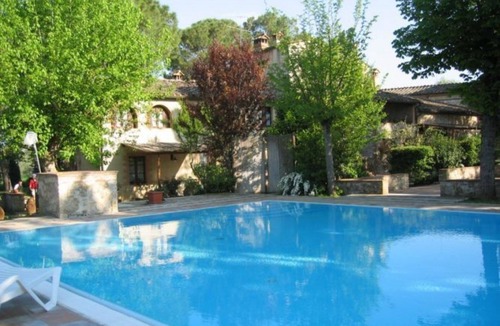 Colle di Val d'Elsa House | Nice apartment in villa for 4 guests with pool, TV, patio and pets allowed