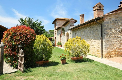 Serre di Rapolano Villa | Nice apartment in villa for 3 guests with A/C, WIFI, pool, TV and parking