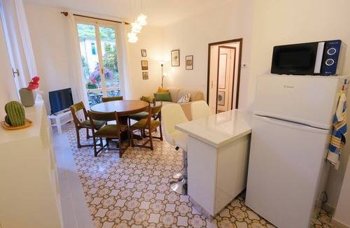 Cinque Terre Apartment | "Nico's Guest House" a stone's throw from the Sea.