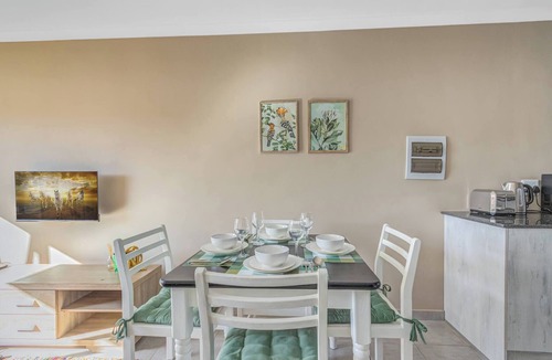 Greater Johannesburg Metropolitan Area Apartment | No1 Airville Sol, 9 min Drive to Cresta Mall
