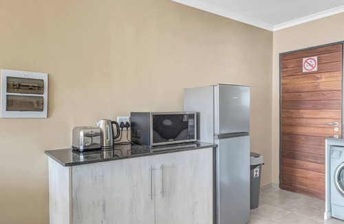 Greater Johannesburg Metropolitan Area Apartment | No1 Airville Sol, 9 min Drive to Cresta Mall
