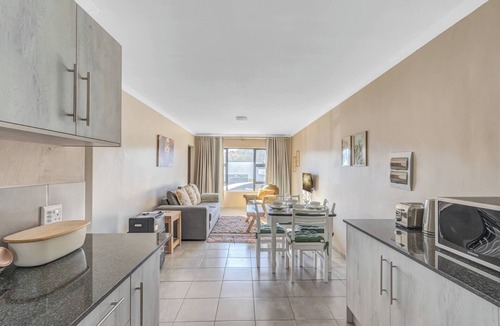 Greater Johannesburg Metropolitan Area Apartment | No1 Airville Sol, 9 min Drive to Cresta Mall