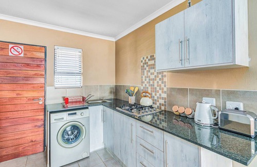 Greater Johannesburg Metropolitan Area Apartment | No2 Airville Indigo,9 min Drive to Cresta Mall