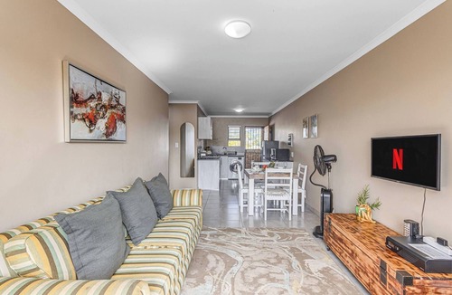 Greater Johannesburg Metropolitan Area Apartment | No3 Airville Ember,9 min Drive to Cresta Mall