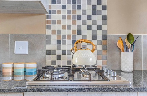 Greater Johannesburg Metropolitan Area Apartment | No3 Airville Ember,9 min Drive to Cresta Mall