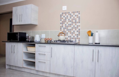 Greater Johannesburg Metropolitan Area Apartment | No4 Airville Slate,9 min Drive to Cresta Mall
