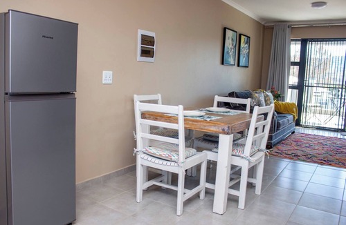 Greater Johannesburg Metropolitan Area Apartment | No4 Airville Slate,9 min Drive to Cresta Mall