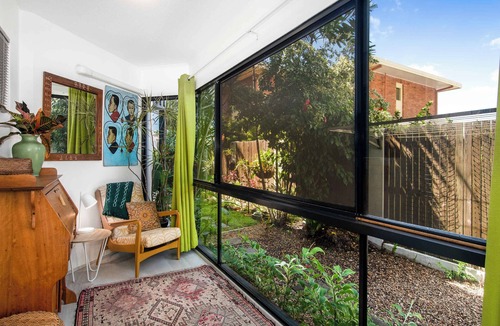 North Ward Apartment | North Ward Tropical Escape for 4 – Steps from the Beach & Close to CBD