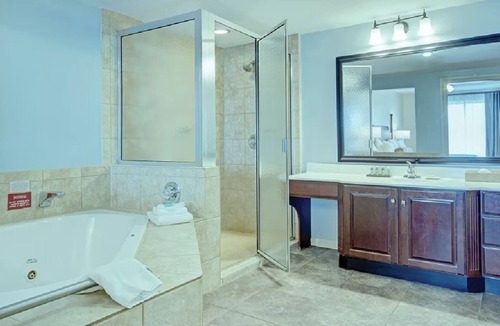 Old Town Alexandria Resort | Nov 14-16 Charming Old Town Alexandria 1 Bedroom Deluxe Unit -Minutes from Metro