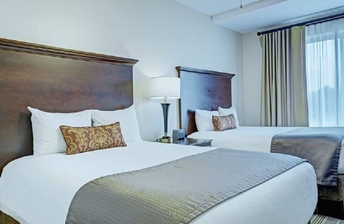 Old Town Alexandria Resort | Nov 14-16 Charming Old Town Alexandria 1 Bedroom Deluxe Unit -Minutes from Metro