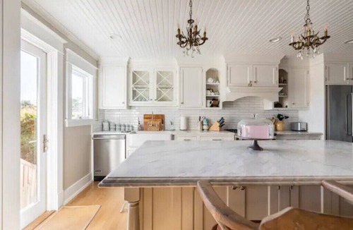 Lower Riviera Cottage | OCEAN & CITY VIEWS 1920s Monthly, RIVIERA HOME, 2 QUEEN BEDS, WALK TO STATE ST