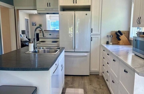 Bowen Island House | Ocean & Mountain View Captain`s Cottage