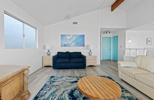 Silver Strand Apartment | Ocean View Beach Stay w Pool Table & Bikes