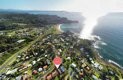 Malua Bay House | Ocean Views Walk to Malua Beach EV & Pet Friendly