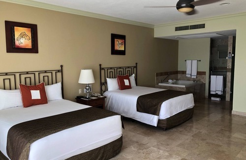 Cabo San Lucas Resort | Oceanfront 3-bedroom penthouse in Cabo San Lucas! Amazing views and amenities!