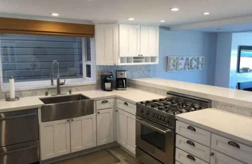 West Newport Condo | Oceanfront Luxury Upgraded 3 bdr/2 bth, a/c, fireplace & patio w/bbq,