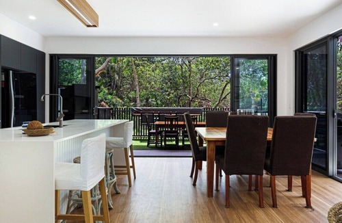 Warana House | Oceanic-Pet Friendly townhouse 8min to Mooloolaba