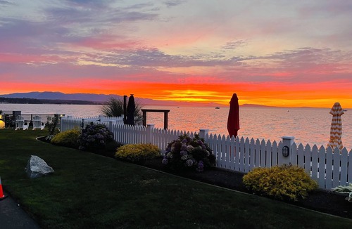 Regional District of Nanaimo House | Oceanside Manor - Ocean View - Private Bathroom