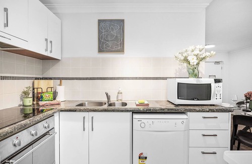 Perth Central Business District Apartment | Offering a blend of comfort and convenience, located just 5 minutes from Perth's CBD and the Convention Centre. Nestled behind the lush greenery of Kings Park , guests can enjoy peaceful scenery from the balcony yet be close enough to the city!