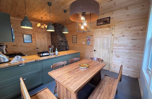 Magnetawan Cottage | On the waters edge of Lake Cecebe rustic meets modern at Rockwynn Cottages
