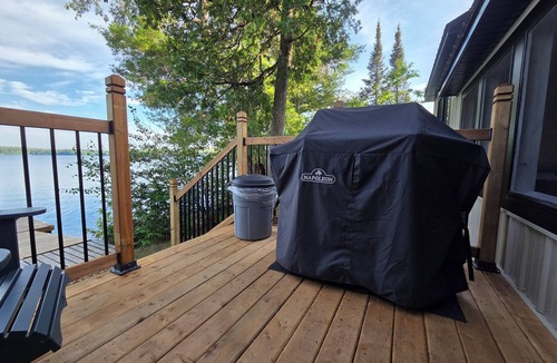 Magnetawan Cottage | On the waters edge of Lake Cecebe rustic meets modern at Rockwynn Cottages