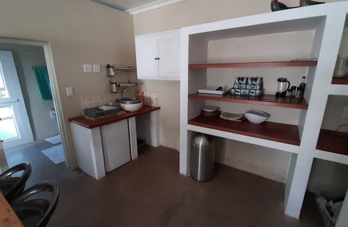 Claremont Cottage | Open plan cottage with swimming pool close to Kirstenbosch Gardens and beaches.