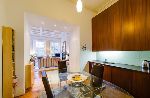 Leith Apartment | Over looking park land - "Leith-Links", the home of golf! Tram stop 2 mins away.