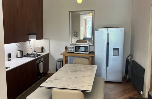 Leith Apartment | Over looking park land - "Leith-Links", the home of golf! Tram stop 2 mins away.