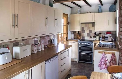 Napton-on-the-Hill Cottage | OWL COTTAGE, pet friendly, with open fire in Napton-On-The-Hill