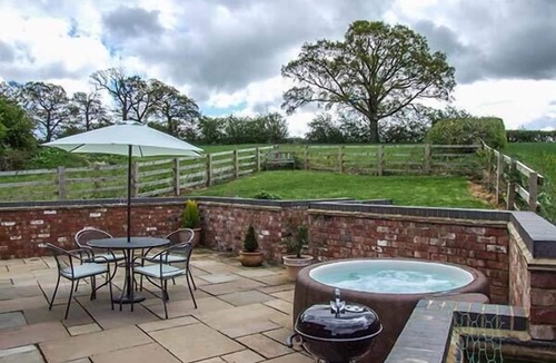 Napton-on-the-Hill Cottage | OWL COTTAGE, pet friendly, with open fire in Napton-On-The-Hill