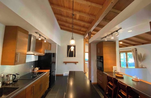Bowen Island House | Palm Retreat House-Luxury Home Near Snug Cove