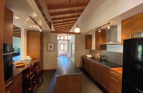 Bowen Island House | Palm Retreat House-Luxury Home Near Snug Cove