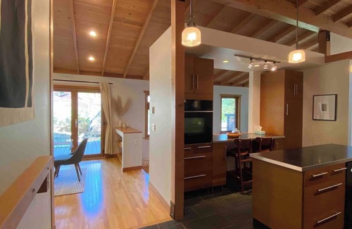 Bowen Island House | Palm Retreat House-Luxury Home Near Snug Cove