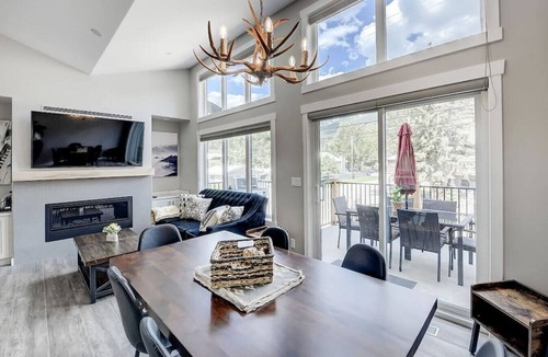 Teepee Town House | Panoramic Mountain Views, BBQ and Outdoor Patio