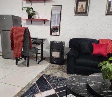 Greater Johannesburg Metropolitan Area Apartment | Parkhurst Gem Garden Cottage - Walk to 4th Ave
