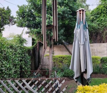Greater Johannesburg Metropolitan Area Apartment | Parkhurst Gem Garden Cottage - Walk to 4th Ave