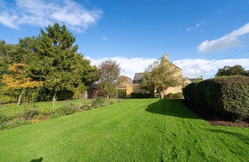Todenham House | Pass the Keys | Cotswolds Farmhouse | sleeps 10 | stunning garden