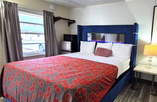 South Holland Hotel | Peaceful & Comfy Room w/Free Parking + Nearby Access to South Holland Metro