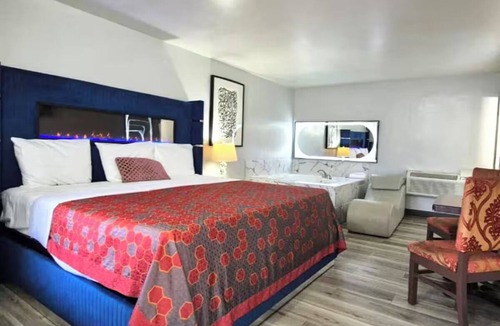 South Holland Hotel | Peaceful & Comfy Room w/Free Parking + Nearby Access to South Holland Metro