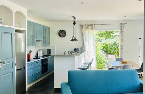 Tourrettes-sur-Loup Apartment | Peaceful garden level villa - Côte d'Azur