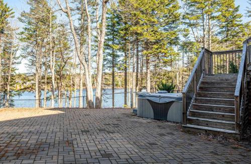 Hammonds Plains House | Peaceful Retreat on Schmidt Lake