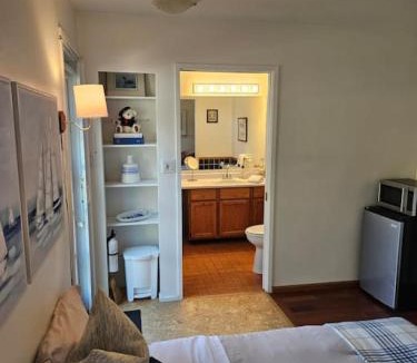 Bowen Island Apartment | Pebbly Beach Suite in Snug Cove