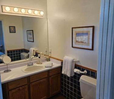 Bowen Island Apartment | Pebbly Beach Suite in Snug Cove