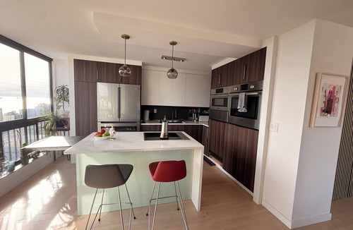 Hollyburn Apartment | Penthouse 2 Blocks from the beach with views from the mountains to the ocean