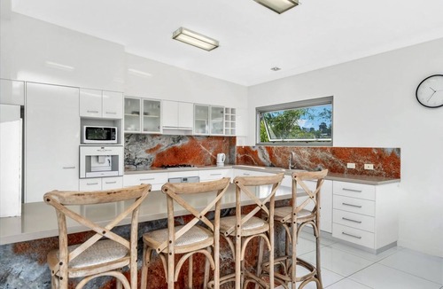 Mission Beach Villa | Penthouse Dunk Island Views Prime Village Location