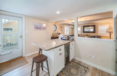 Gold Coast Condo | Perfect beach get away! 2-bedroom condo 1.5 blocks from the beach!