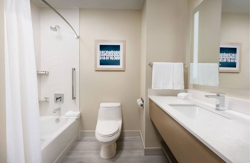 Key Colony Beach Hotel | Perfect for Family and Friends! Relaxing Rooms, Outdoor Pool, FREE Breakfast
