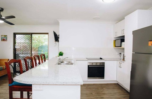 Warana Apartment | Perfect Location 4BR Home Warana - 200m to Beach!